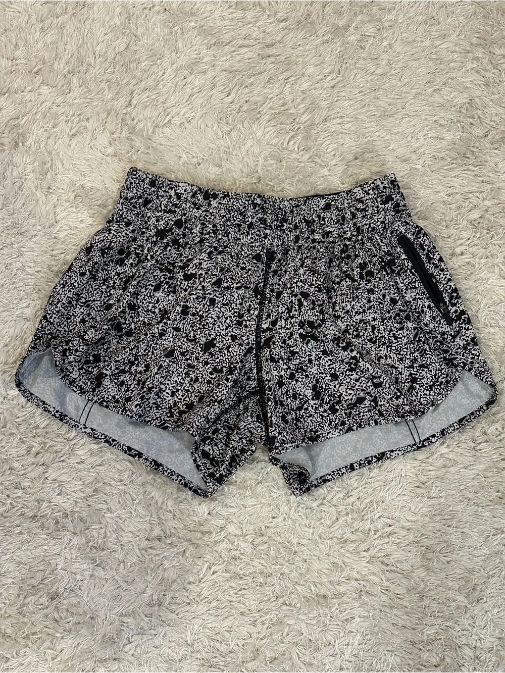 🍋 Lululemon Women’s Black & White Tracker Athletic Shorts - 8